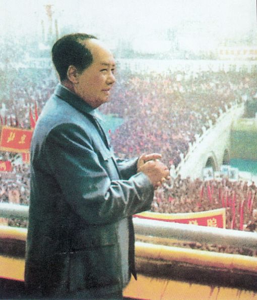 513px-Mao_Zedong_in_front_of_crowd